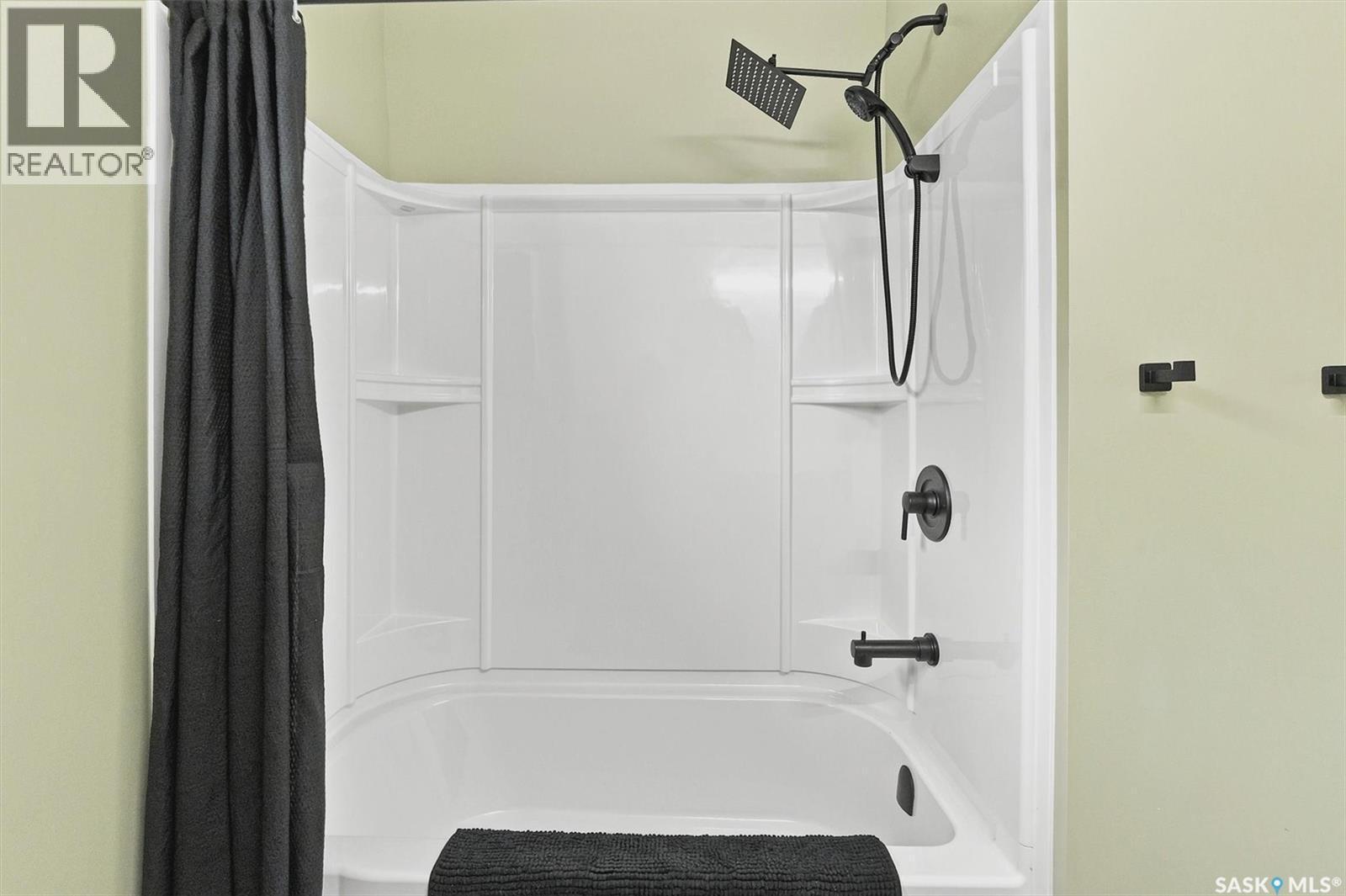 418 North Railway Street, Warman, SK - Indoor Photo Showing Bathroom