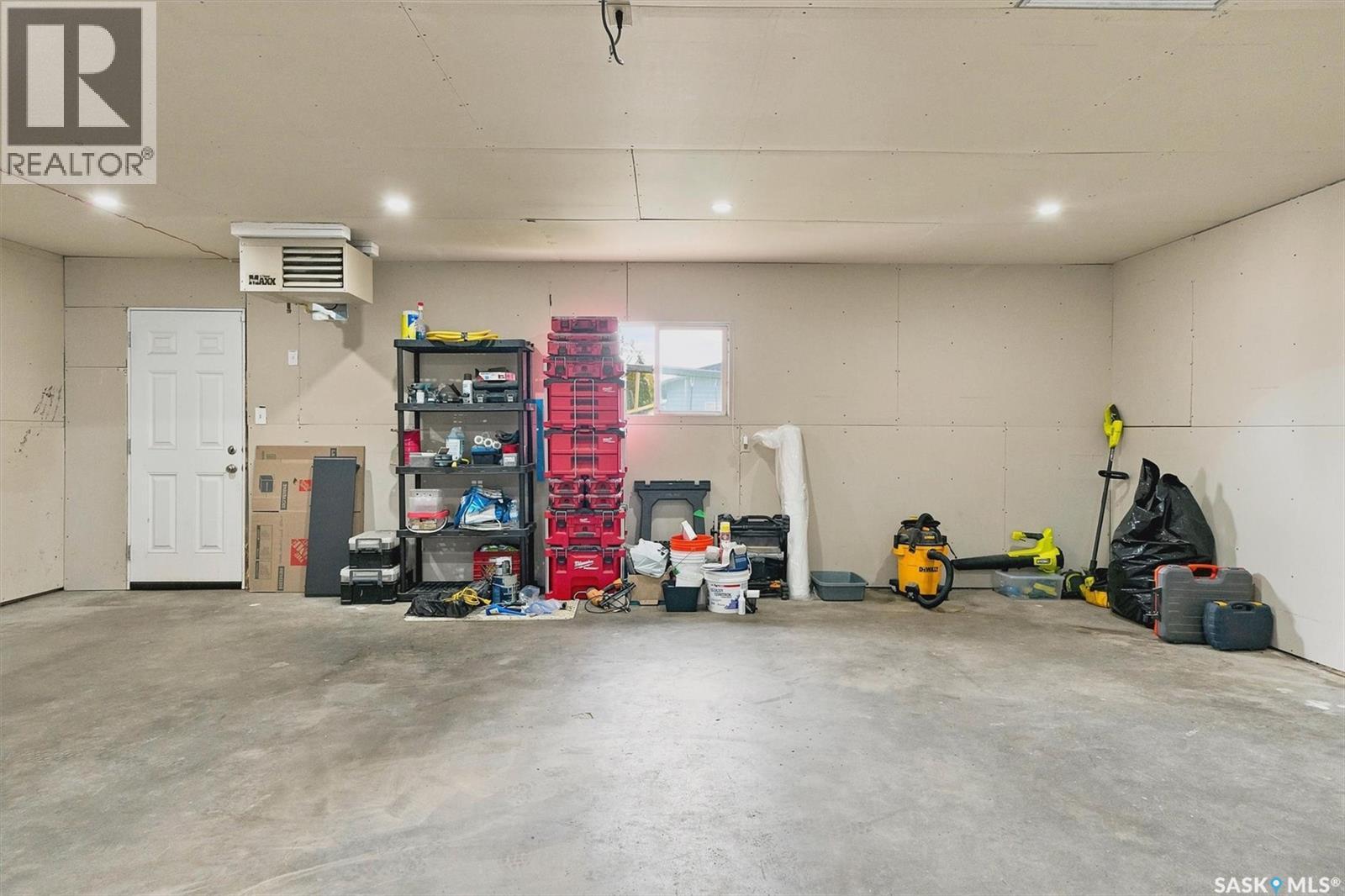 418 North Railway Street, Warman, SK - Indoor Photo Showing Garage