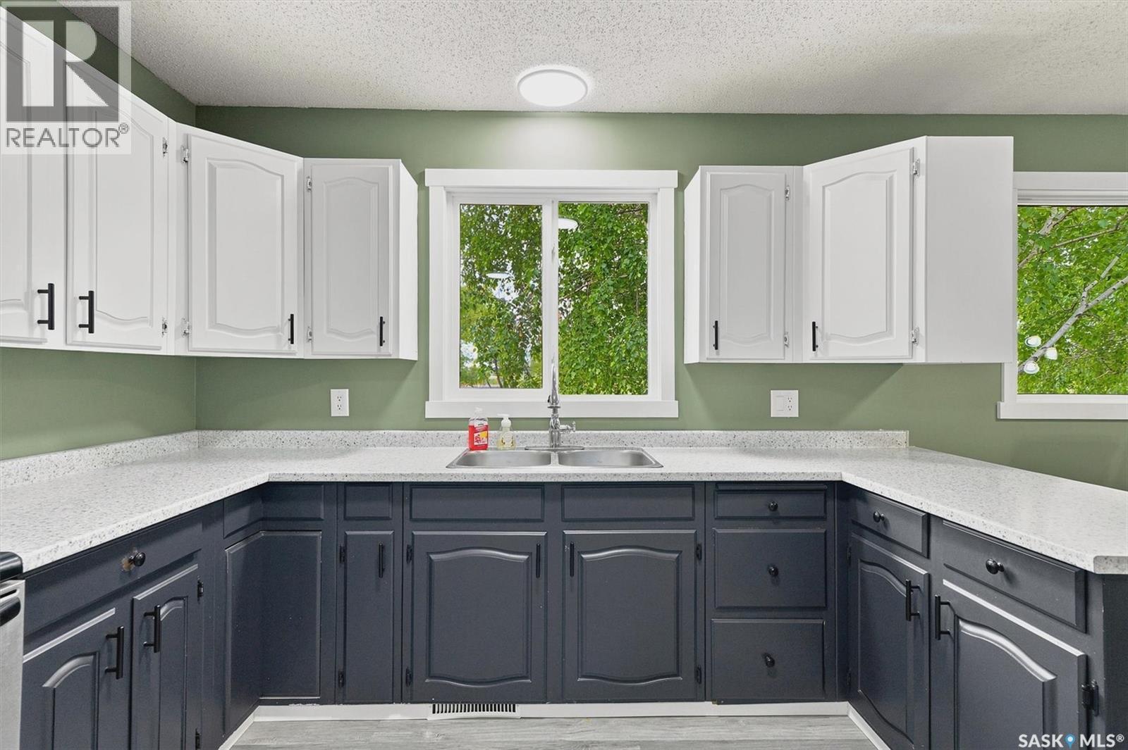418 North Railway Street, Warman, SK - Indoor Photo Showing Kitchen With Double Sink
