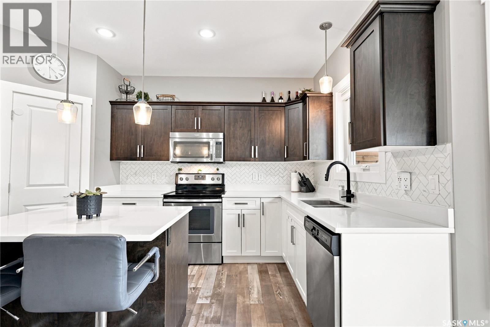 575 Childers Crescent, Saskatoon, SK - Indoor Photo Showing Kitchen With Stainless Steel Kitchen With Double Sink With Upgraded Kitchen