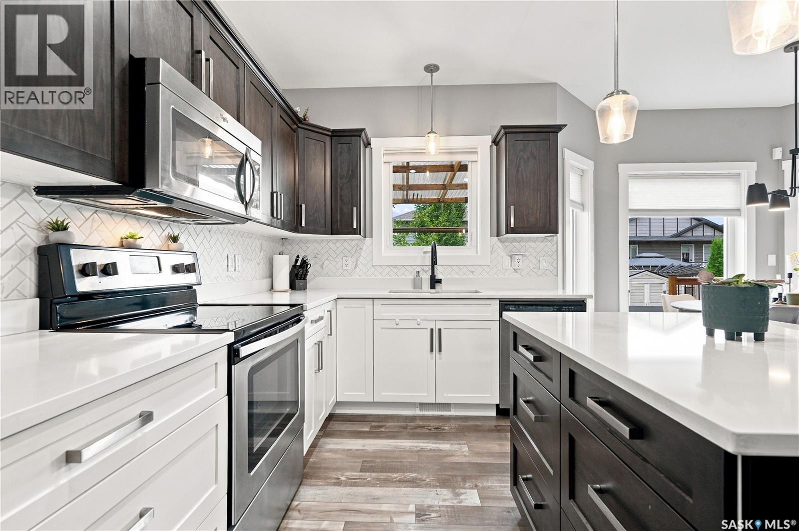 575 Childers Crescent, Saskatoon, SK - Indoor Photo Showing Kitchen With Stainless Steel Kitchen With Upgraded Kitchen