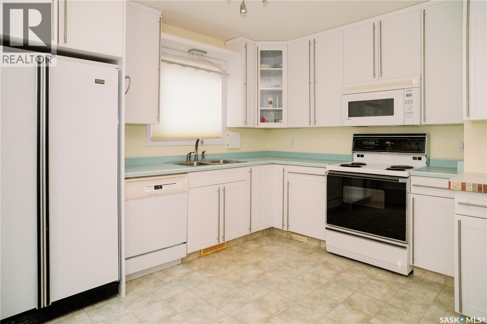 939 Haslam Crescent, Saskatoon, SK - Indoor Photo Showing Kitchen With Double Sink