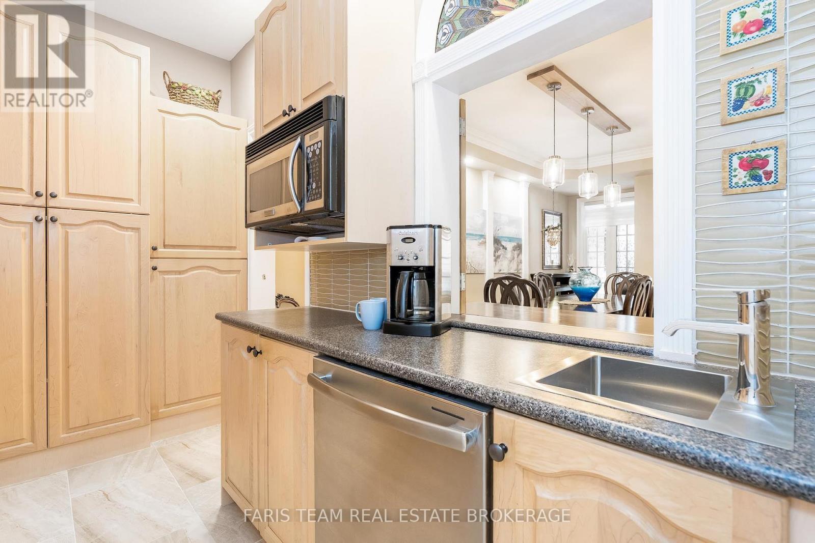 10 Wilton Trail, Aurora, ON - Indoor Photo Showing Kitchen With Double Sink