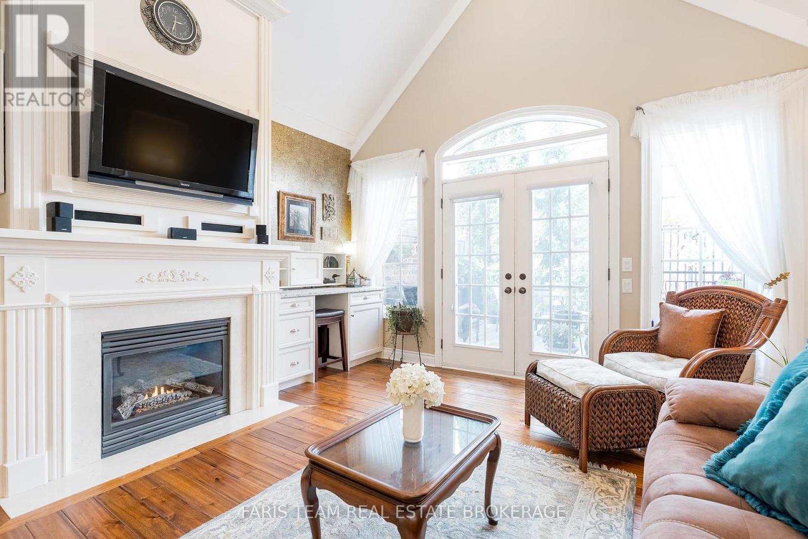 10 Wilton Trail, Aurora, ON - Indoor Photo Showing Living Room With Fireplace