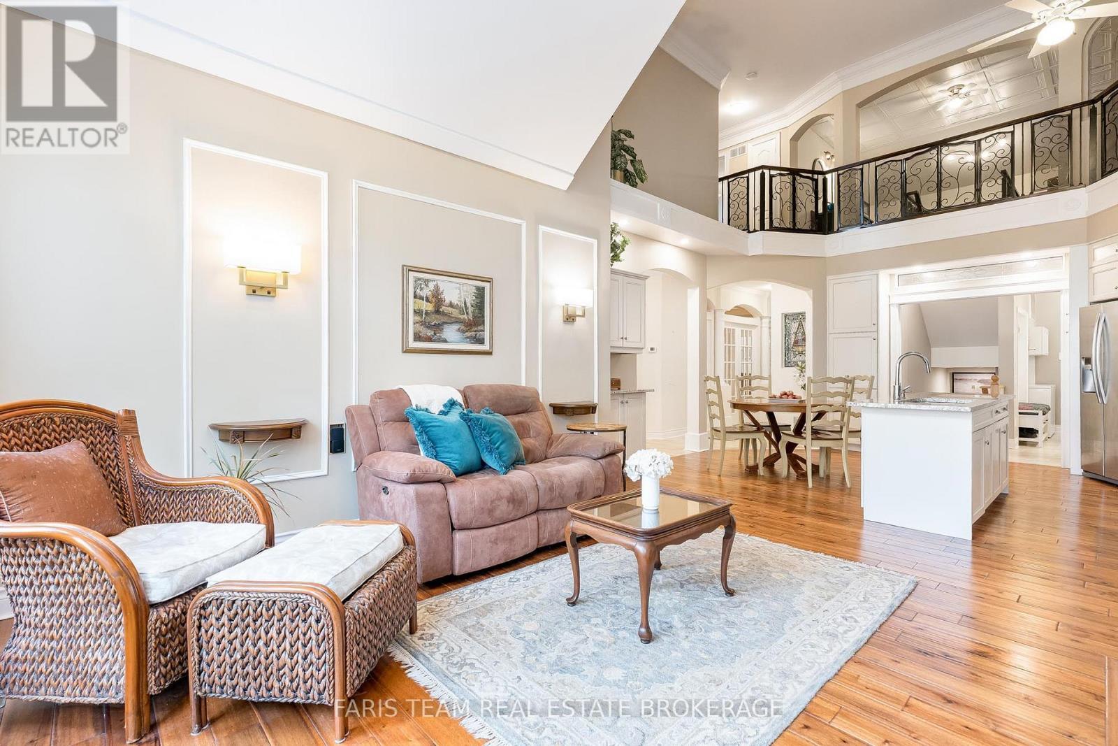 10 Wilton Trail, Aurora, ON - Indoor Photo Showing Living Room