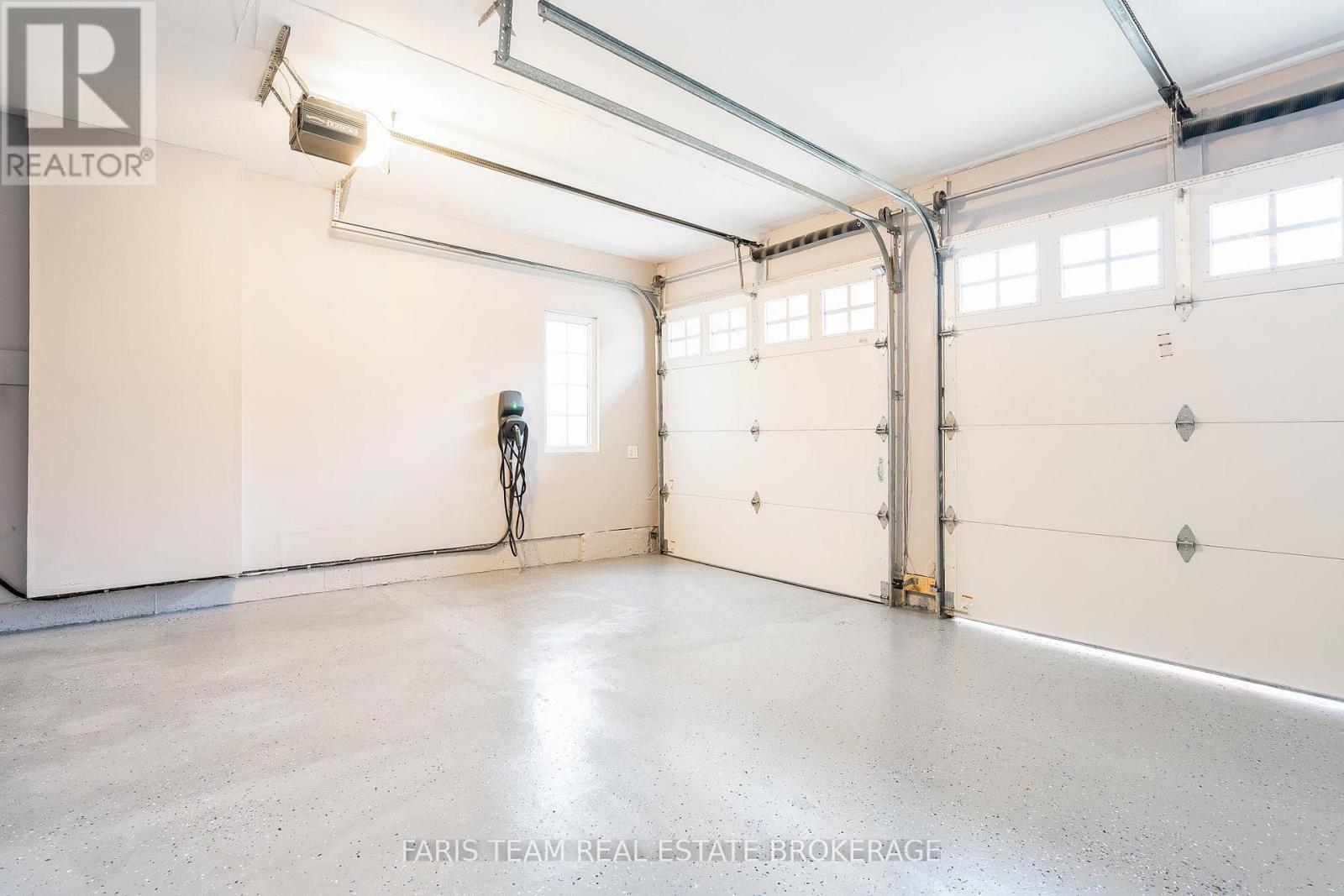 10 Wilton Trail, Aurora, ON - Indoor Photo Showing Garage