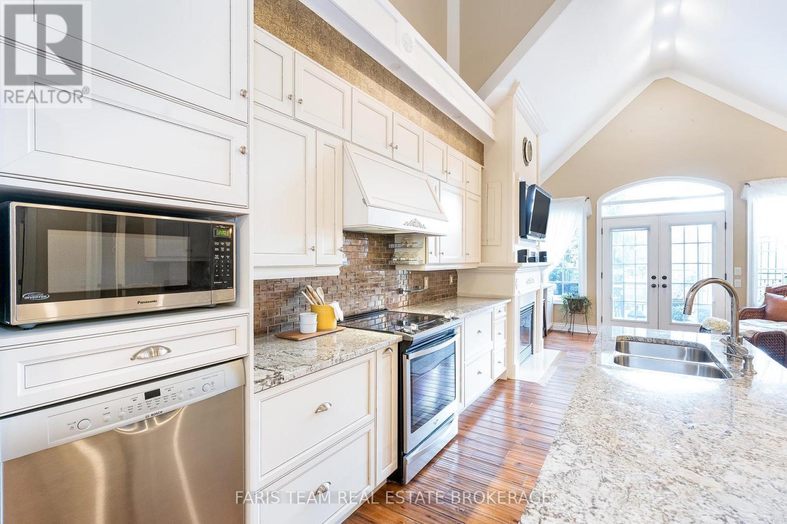 10 Wilton Trail, Aurora, ON - Indoor Photo Showing Kitchen With Double Sink With Upgraded Kitchen