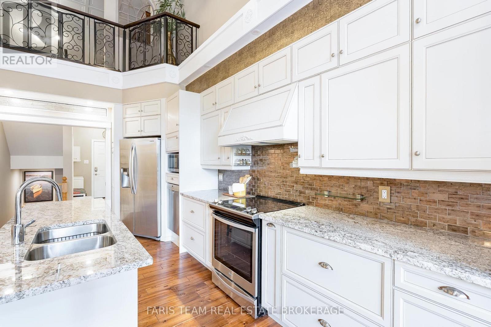 10 Wilton Trail, Aurora, ON - Indoor Photo Showing Kitchen With Double Sink With Upgraded Kitchen