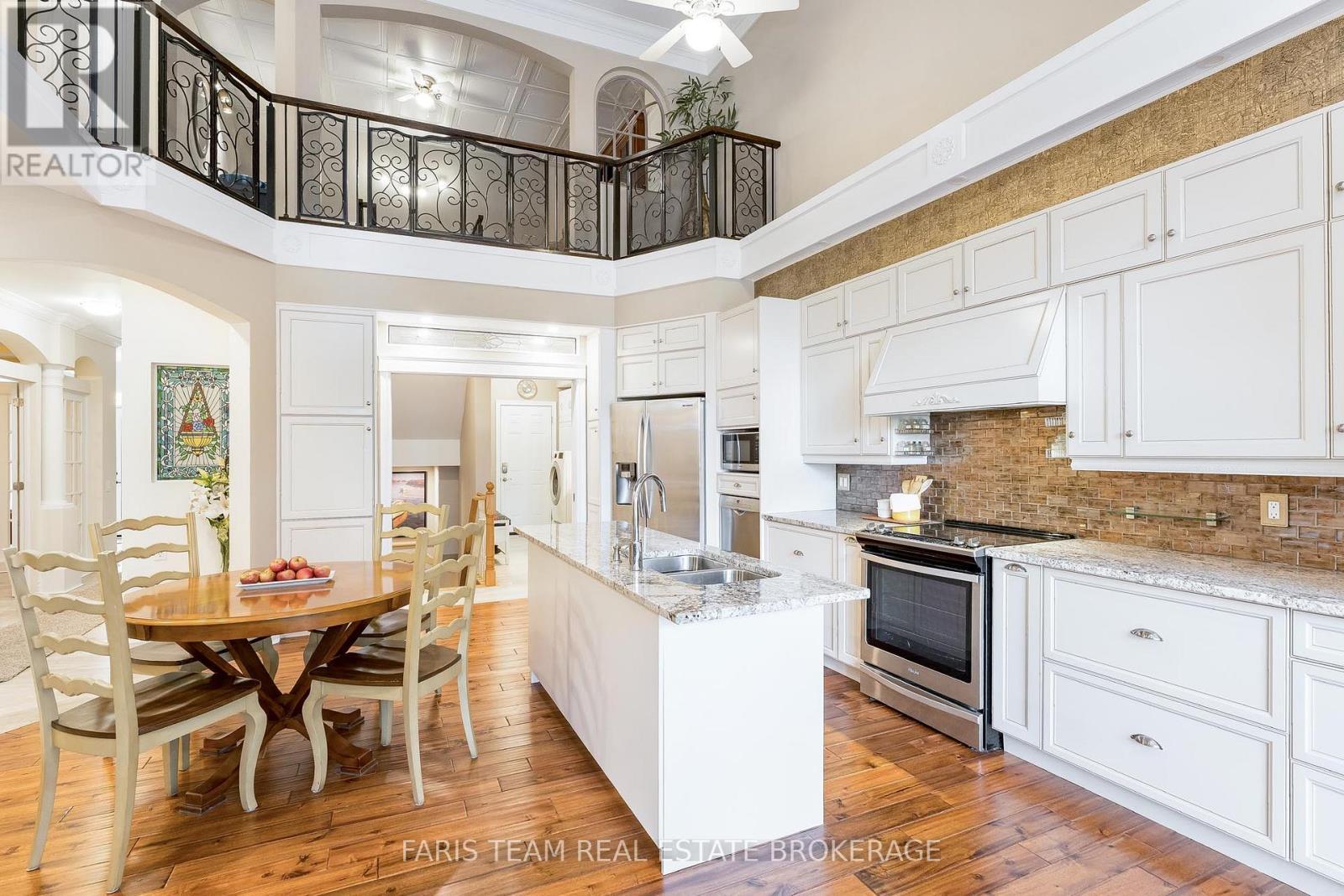 10 Wilton Trail, Aurora, ON - Indoor Photo Showing Kitchen With Double Sink With Upgraded Kitchen