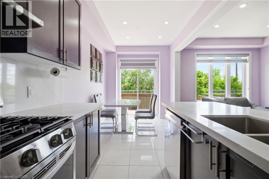 166 Deerpath Drive Unit# 32, Guelph, ON - Indoor Photo Showing Kitchen With Upgraded Kitchen