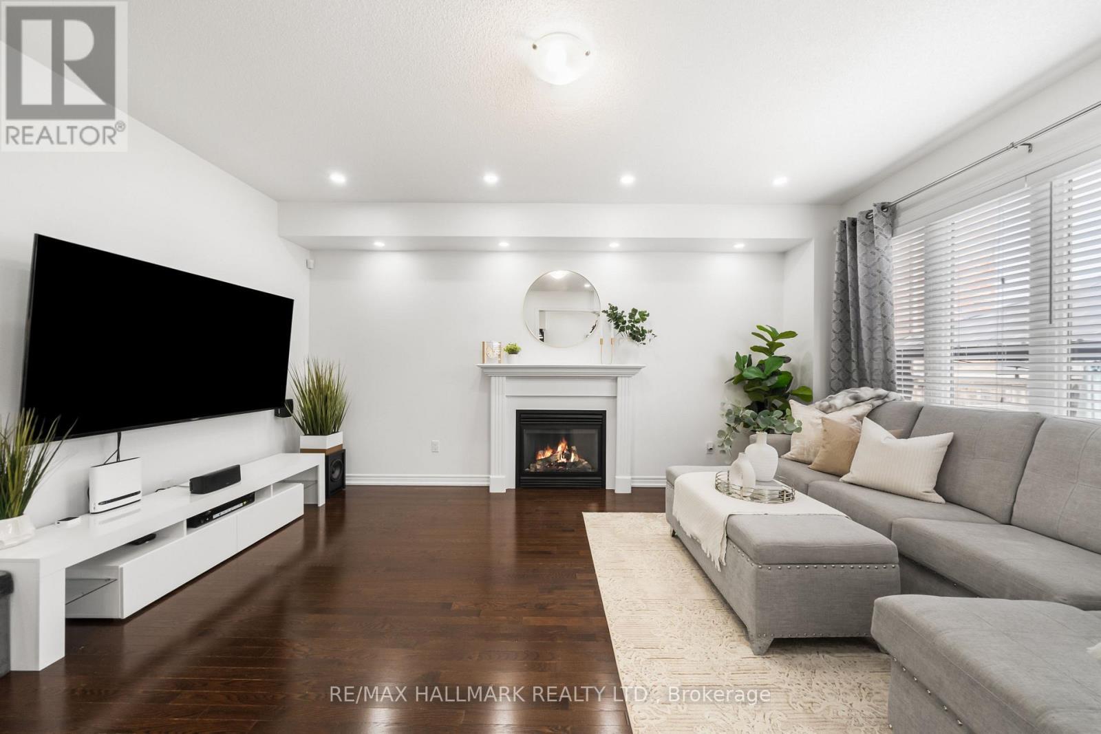152 Mcdonald Crescent, Clarington, ON - Indoor Photo Showing Living Room With Fireplace