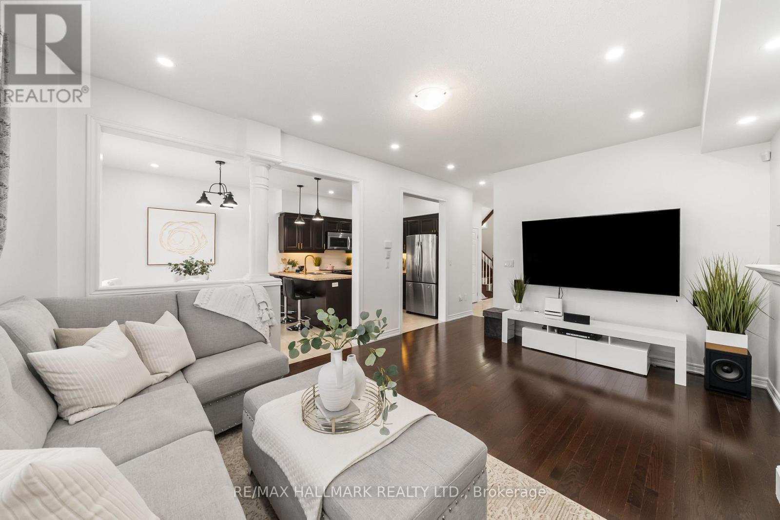 perfect space for gathering! - 152 Mcdonald Crescent, Clarington, ON - Indoor Photo Showing Living Room