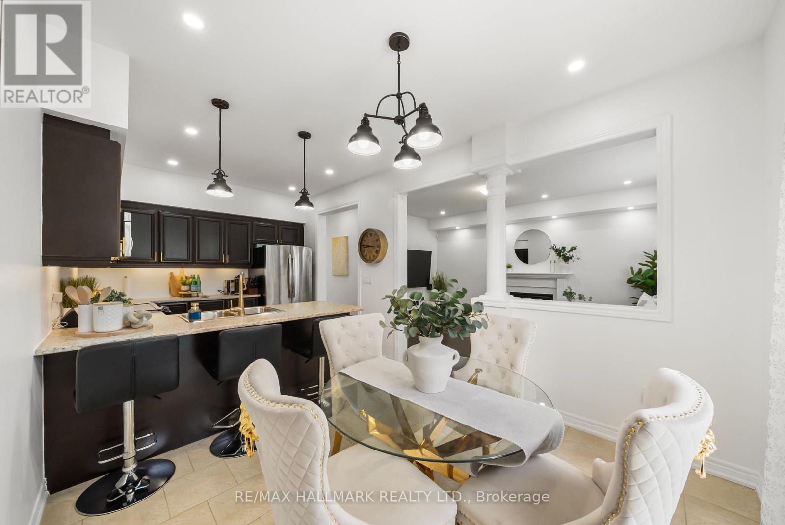 great picture window to large great room. - 152 Mcdonald Crescent, Clarington, ON - Indoor