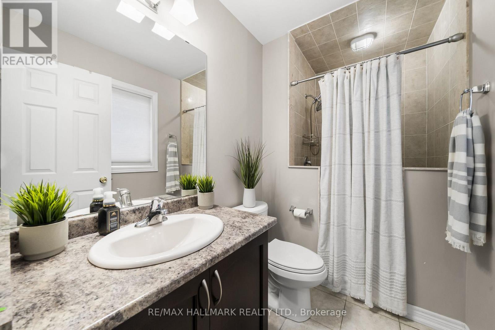 Beautiful Primary Ensuite with upgraded Shower - 152 Mcdonald Crescent, Clarington, ON - Indoor Photo Showing Bathroom