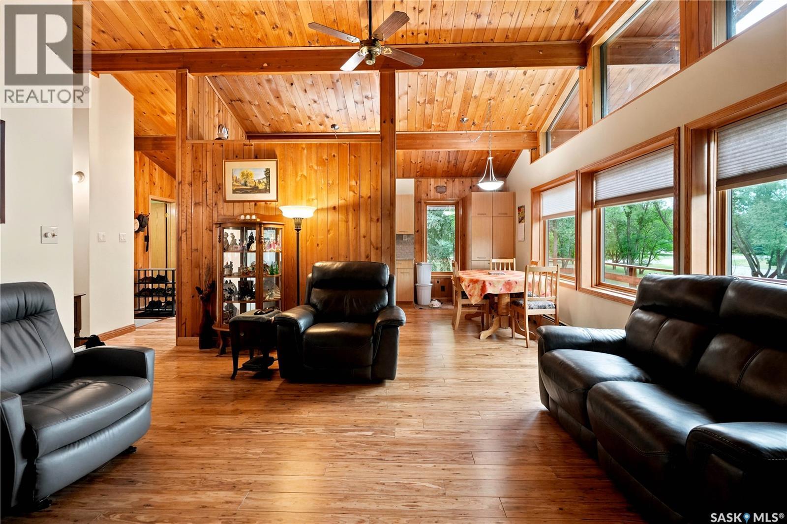 21 Meadow Road, White City, SK - Indoor Photo Showing Living Room