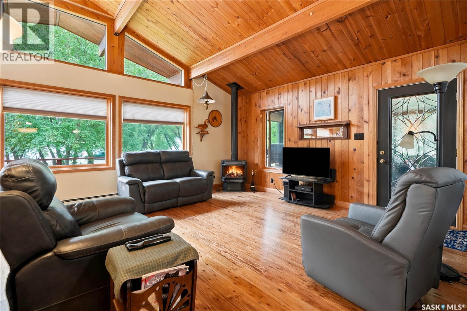 21 Meadow Road, White City, SK - Indoor Photo Showing Living Room