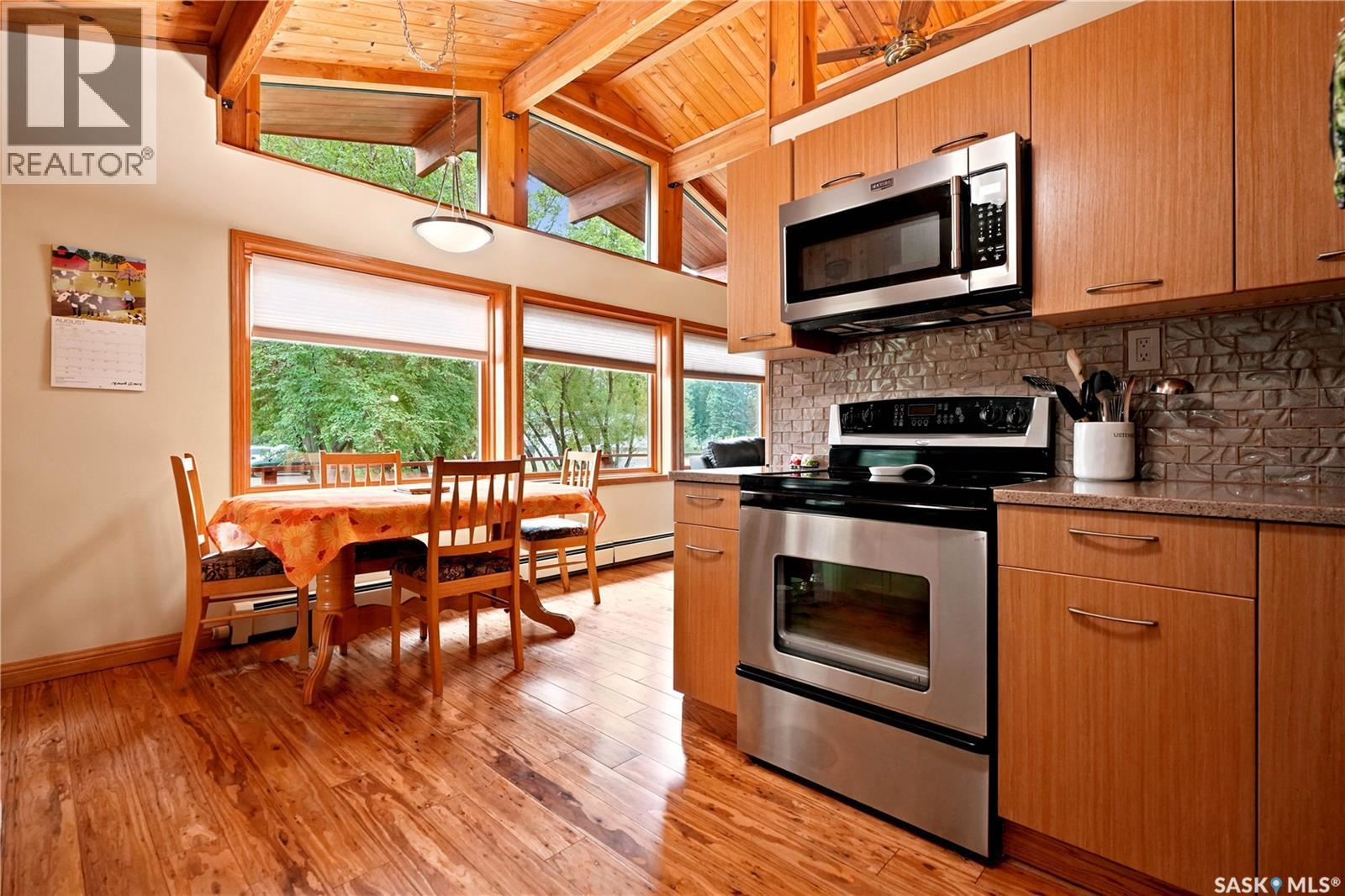 21 Meadow Road, White City, SK - Indoor Photo Showing Kitchen