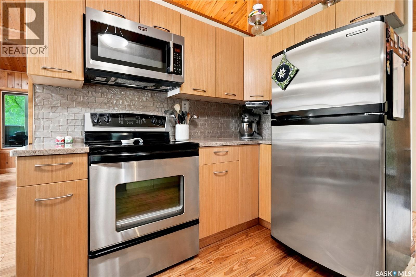 21 Meadow Road, White City, SK - Indoor Photo Showing Kitchen With Stainless Steel Kitchen