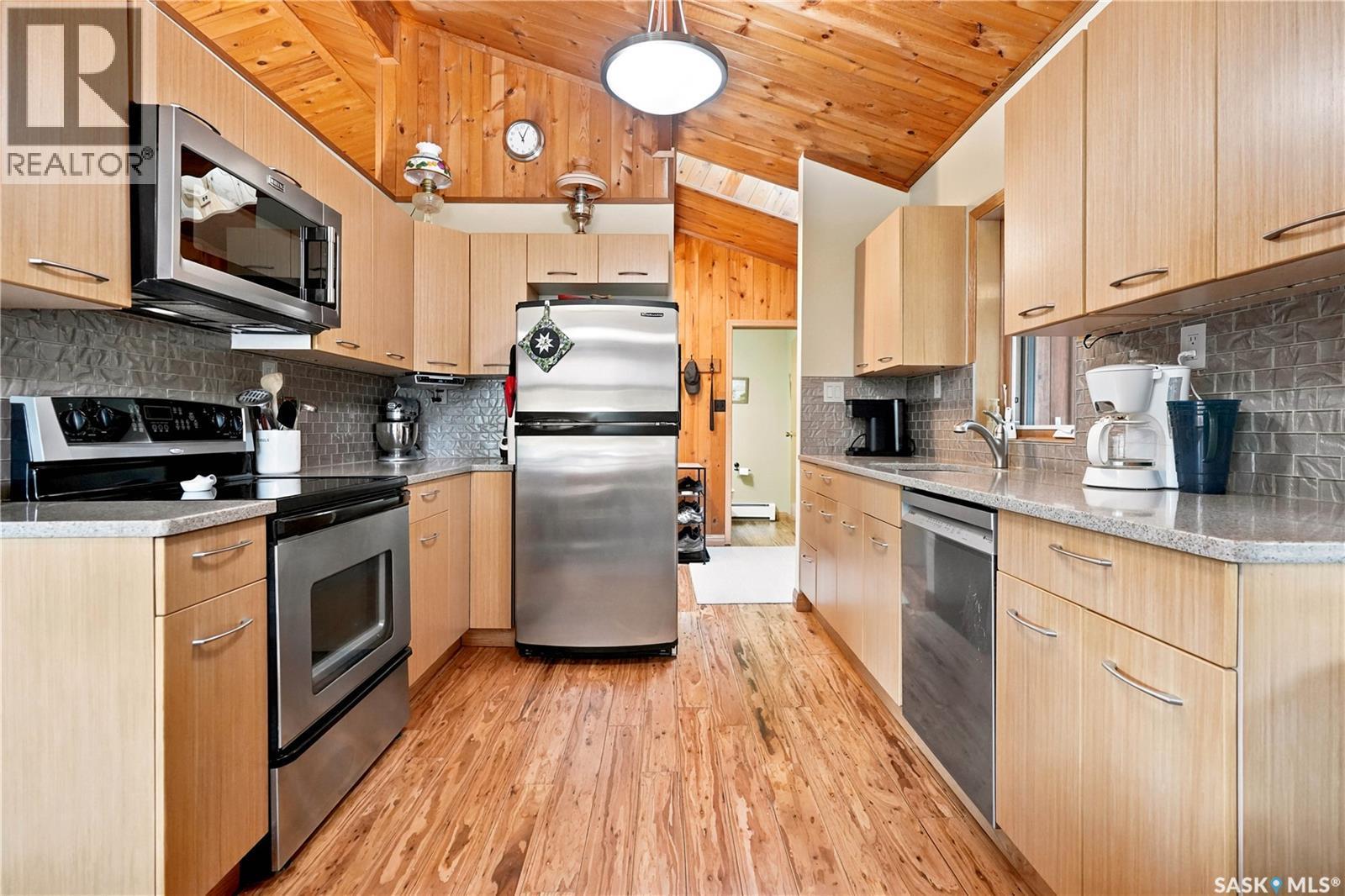 21 Meadow Road, White City, SK - Indoor Photo Showing Kitchen