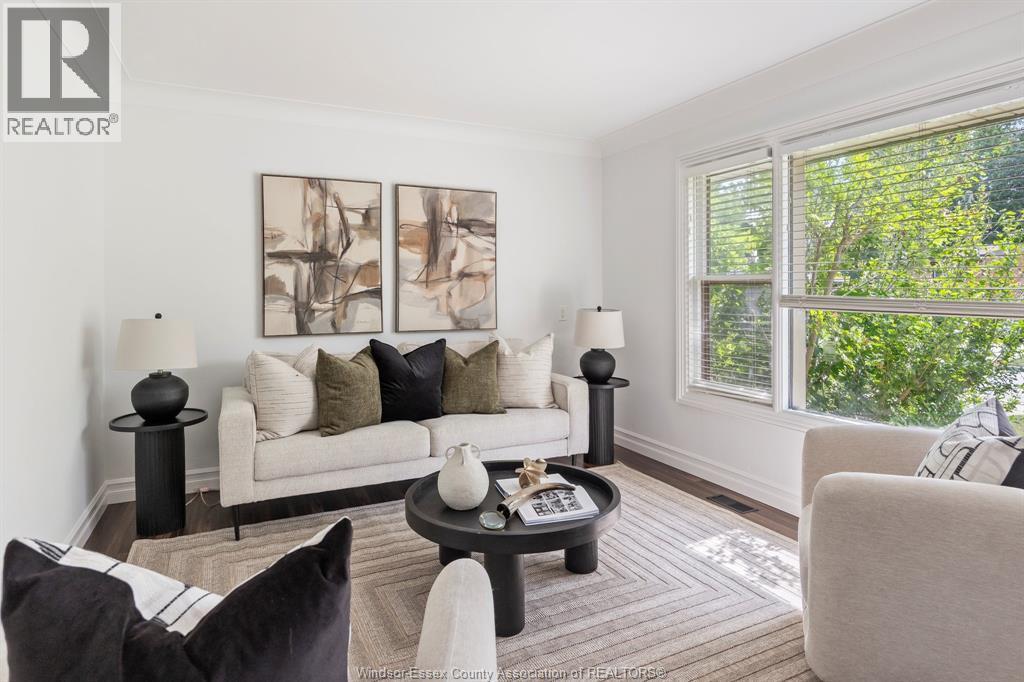 850 Greendale Drive, Windsor, ON - Indoor Photo Showing Living Room