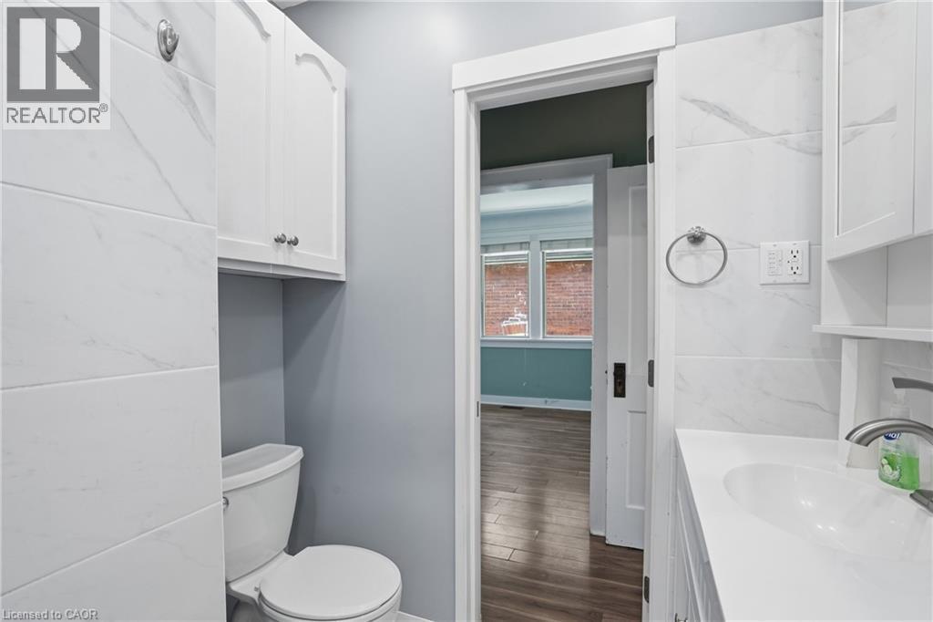 96 Paling Avenue, Hamilton, ON - Indoor Photo Showing Bathroom