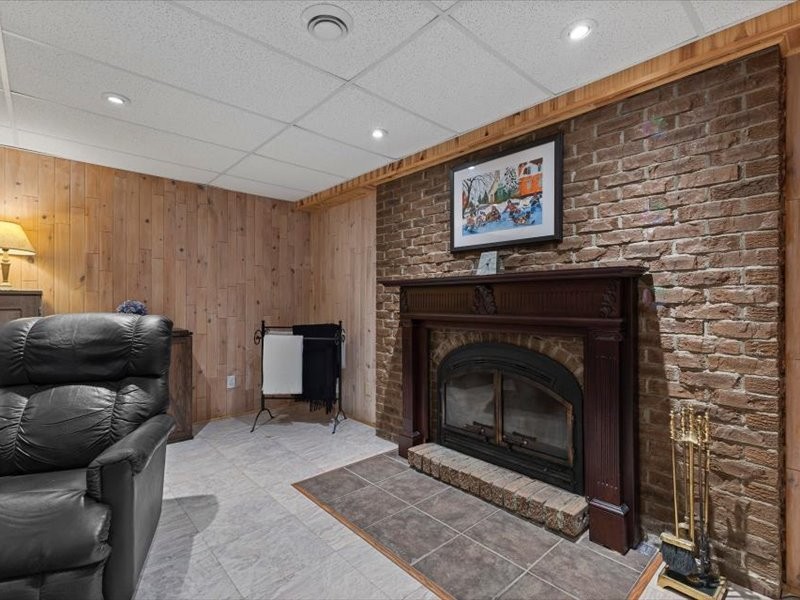 Salle familiale - 100 Ch. De La Seigneurie, Rigaud, QC - Indoor Photo Showing Living Room With Fireplace