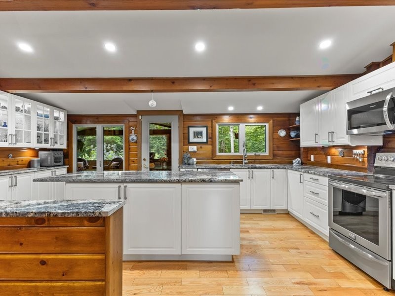 Cuisine - 100 Ch. De La Seigneurie, Rigaud, QC - Indoor Photo Showing Kitchen With Upgraded Kitchen
