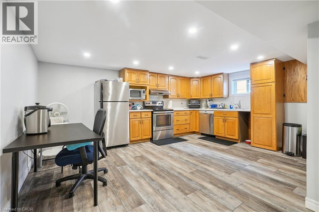 13 Beaucourt Place Unit# Lower, Hamilton, ON - Indoor Photo Showing Kitchen