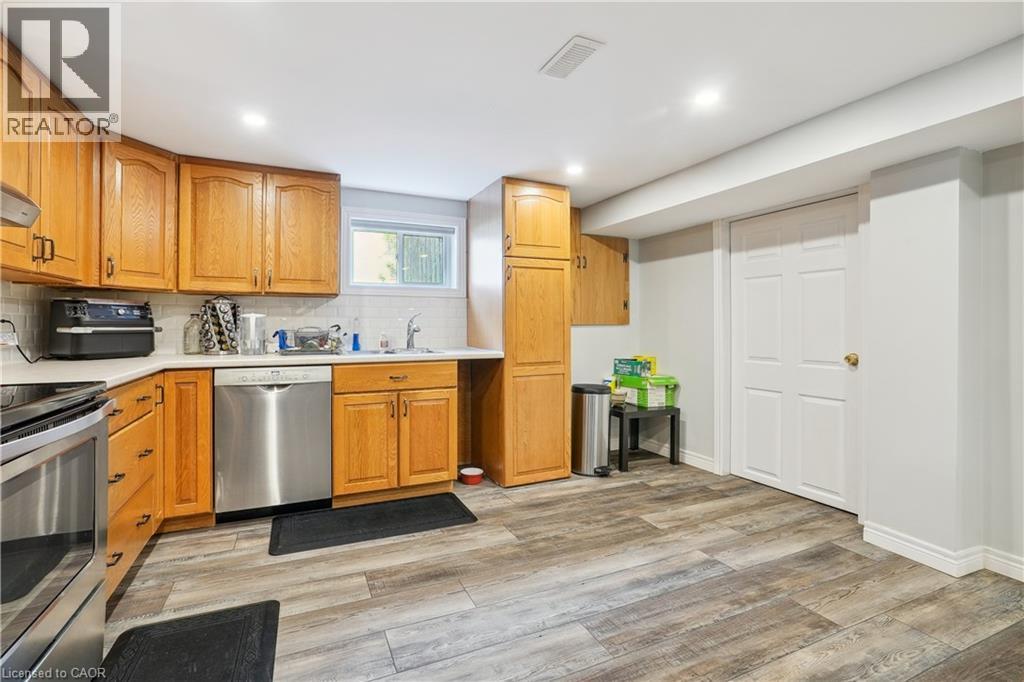 13 Beaucourt Place Unit# Lower, Hamilton, ON - Indoor Photo Showing Kitchen