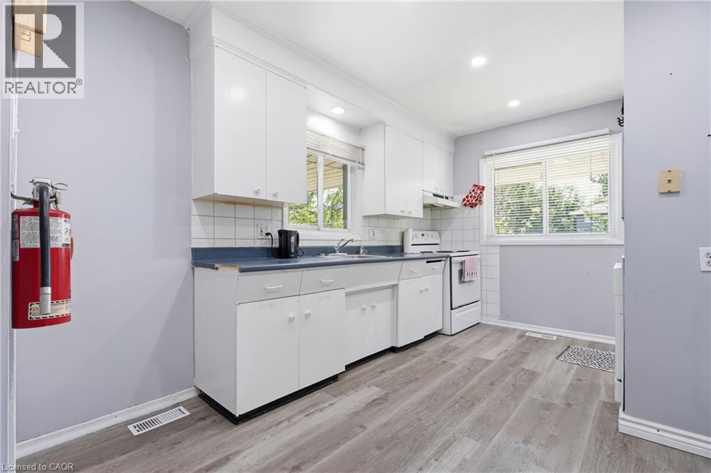 38 High Street, Waterloo, ON - Indoor Photo Showing Kitchen
