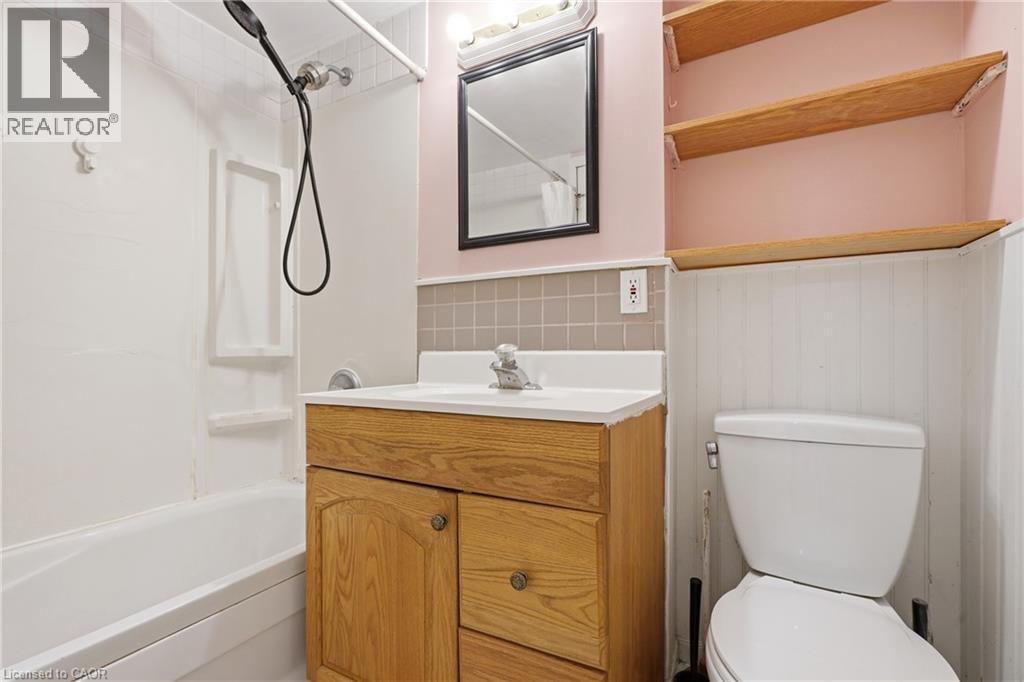 38 High Street, Waterloo, ON - Indoor Photo Showing Bathroom