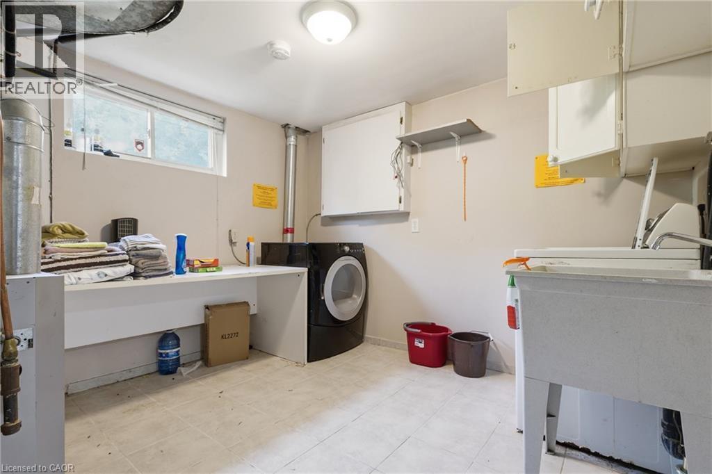 38 High Street, Waterloo, ON - Indoor Photo Showing Laundry Room