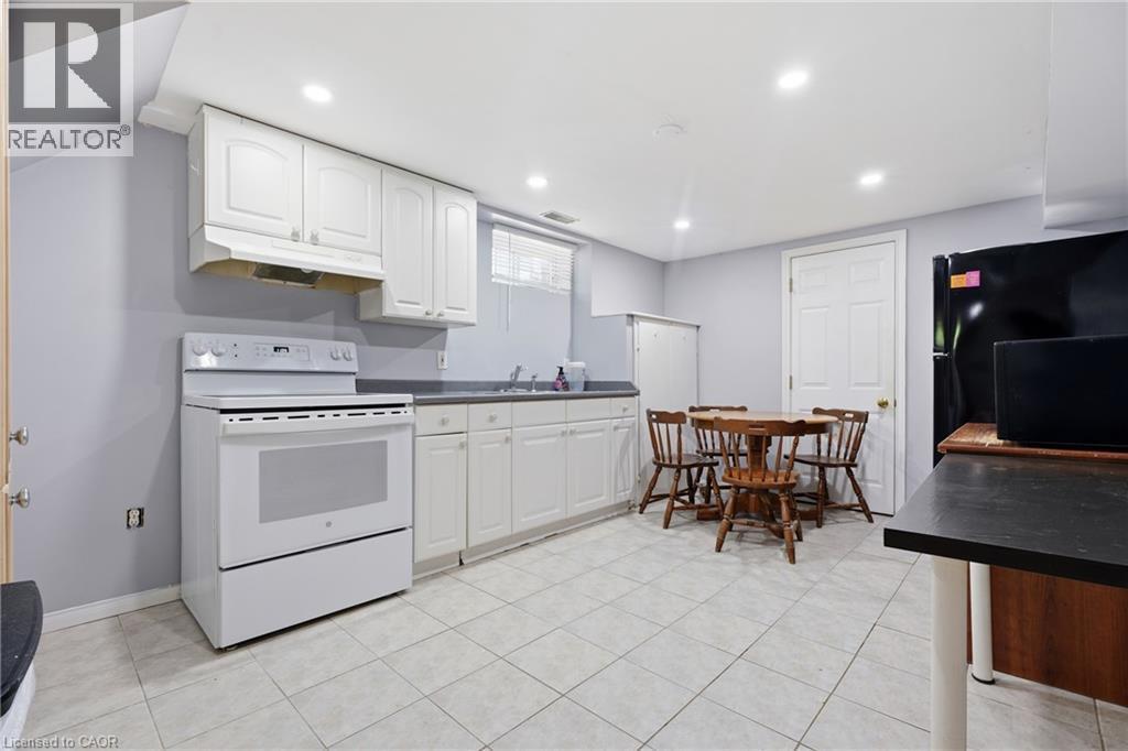 38 High Street, Waterloo, ON - Indoor Photo Showing Kitchen