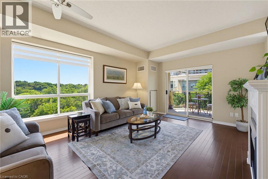 2000 Creekside Drive Unit# 605, Dundas, ON - Indoor Photo Showing Living Room