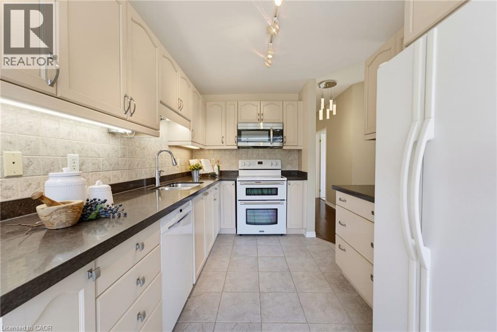 2000 Creekside Drive Unit# 605, Dundas, ON - Indoor Photo Showing Kitchen
