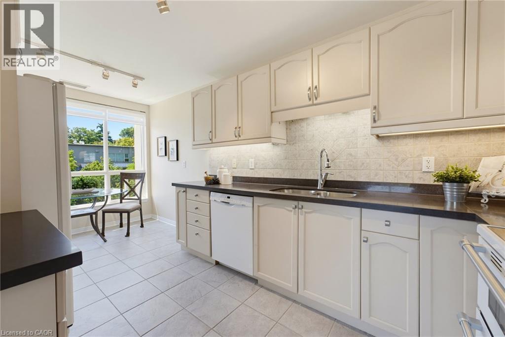 2000 Creekside Drive Unit# 605, Dundas, ON - Indoor Photo Showing Kitchen With Double Sink