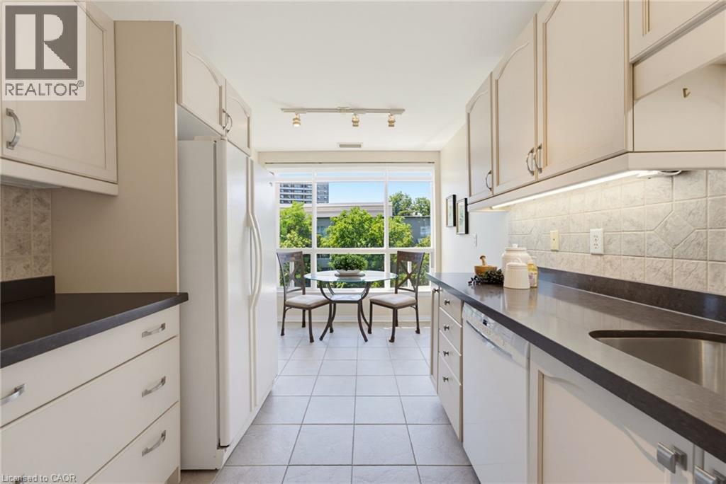 2000 Creekside Drive Unit# 605, Dundas, ON - Indoor Photo Showing Kitchen