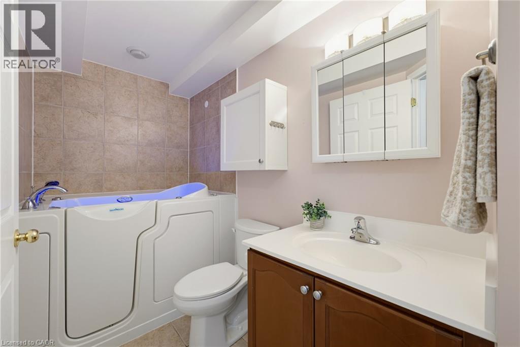 2000 Creekside Drive Unit# 605, Dundas, ON - Indoor Photo Showing Bathroom