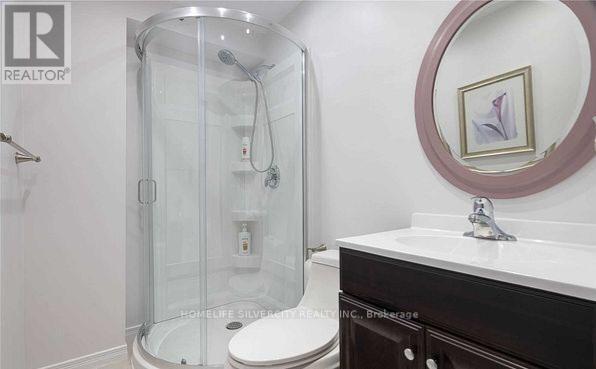 680 Langlaw Drive, Cambridge, ON - Indoor Photo Showing Bathroom