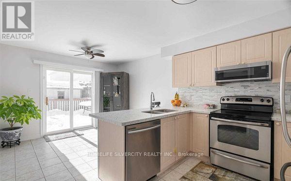 680 Langlaw Drive, Cambridge, ON - Indoor Photo Showing Kitchen