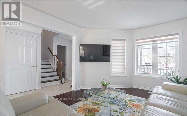 680 Langlaw Drive, Cambridge, ON - Indoor Photo Showing Living Room