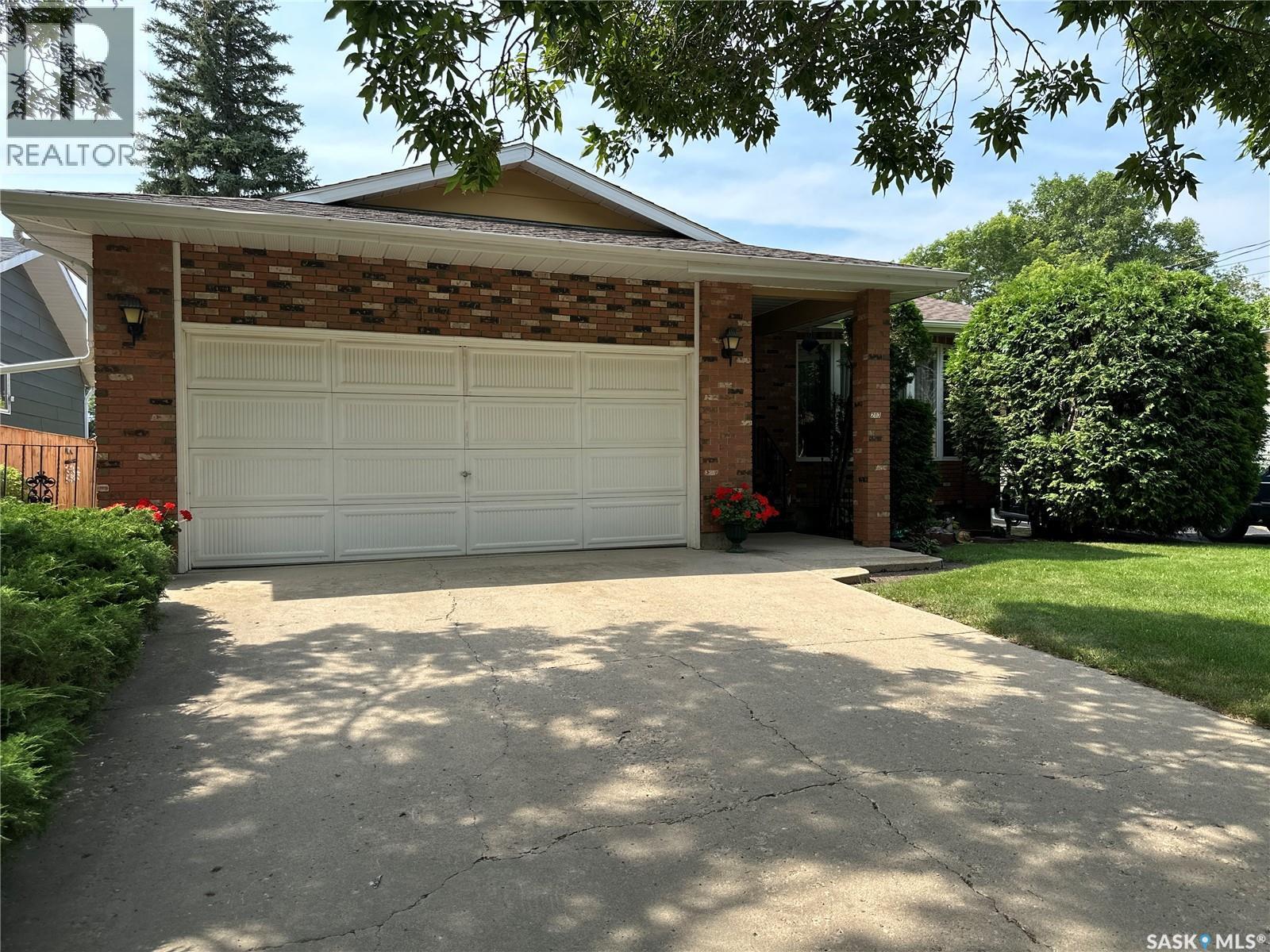 213 5Th Street, Weyburn, SK - Outdoor