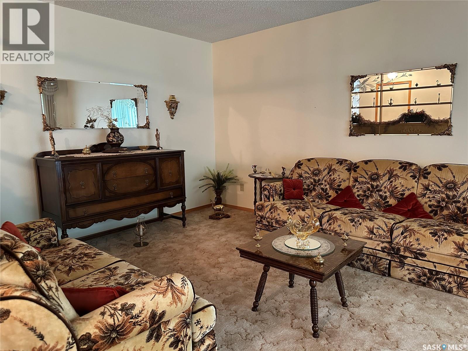 213 5Th Street, Weyburn, SK - Indoor Photo Showing Living Room