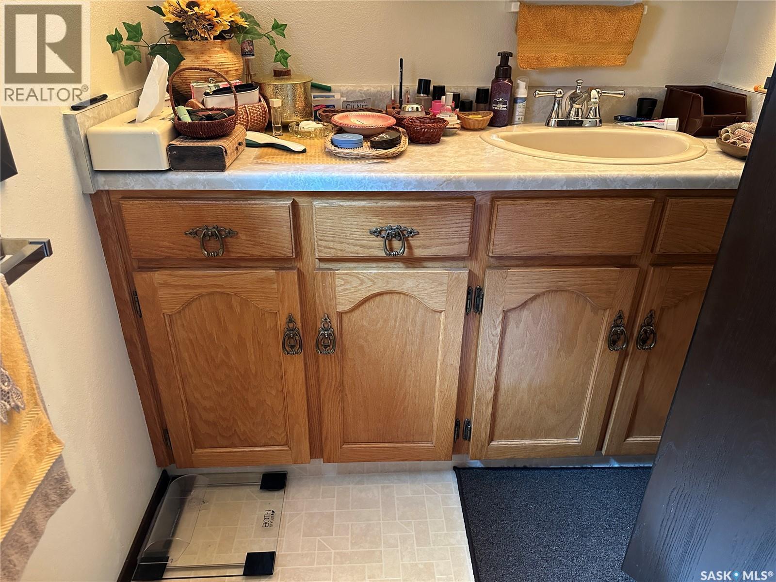 213 5Th Street, Weyburn, SK - Indoor Photo Showing Bathroom