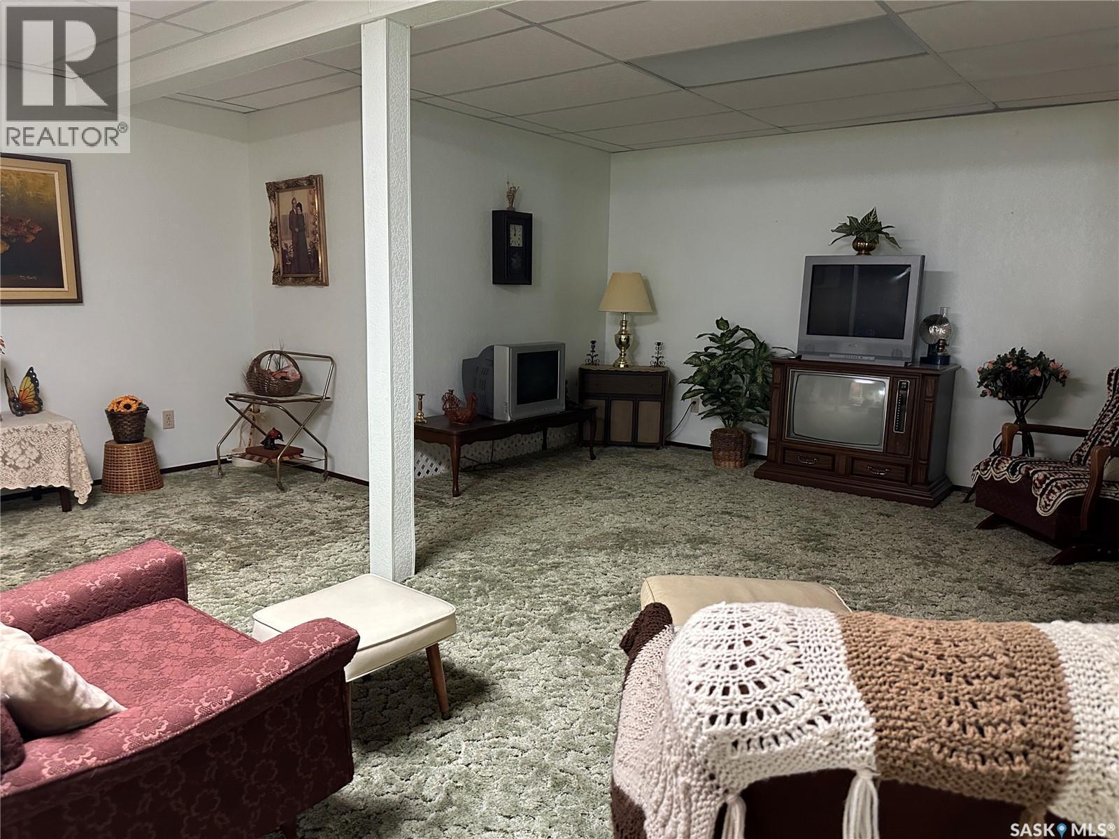 213 5Th Street, Weyburn, SK - Indoor Photo Showing Other Room