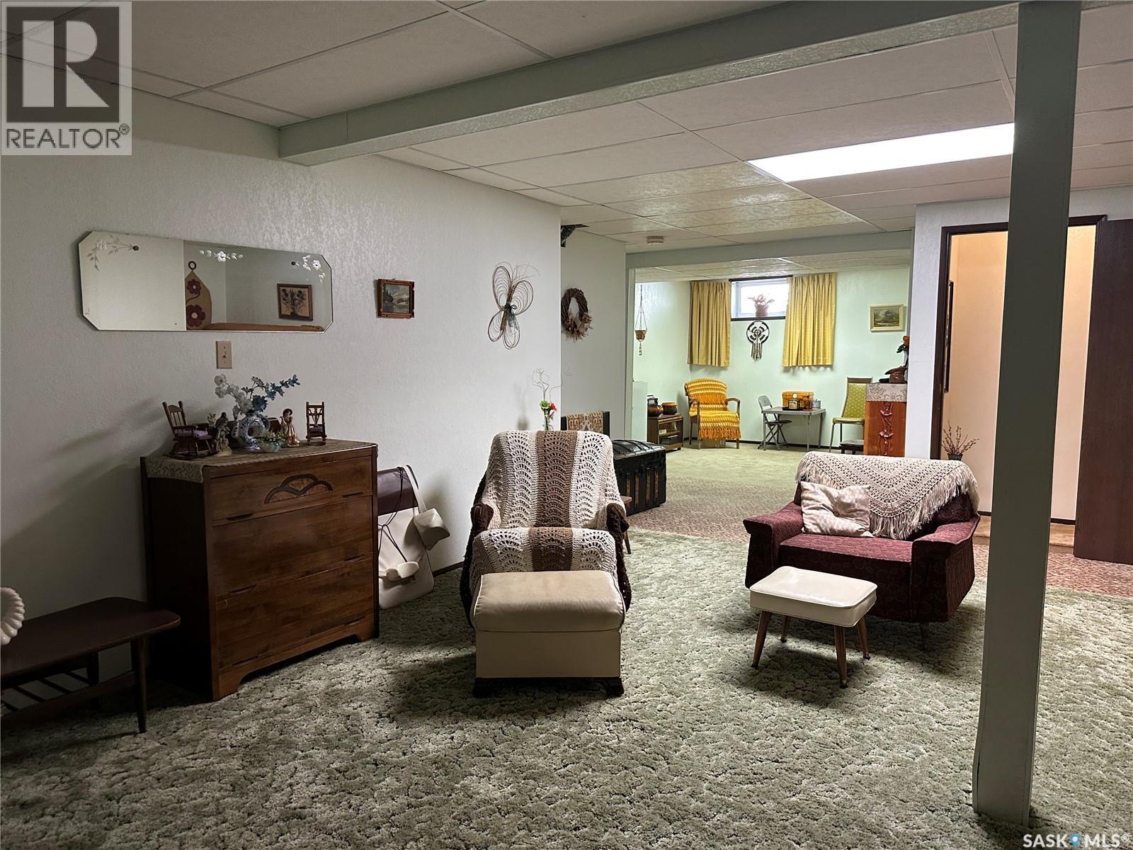213 5Th Street, Weyburn, SK - Indoor