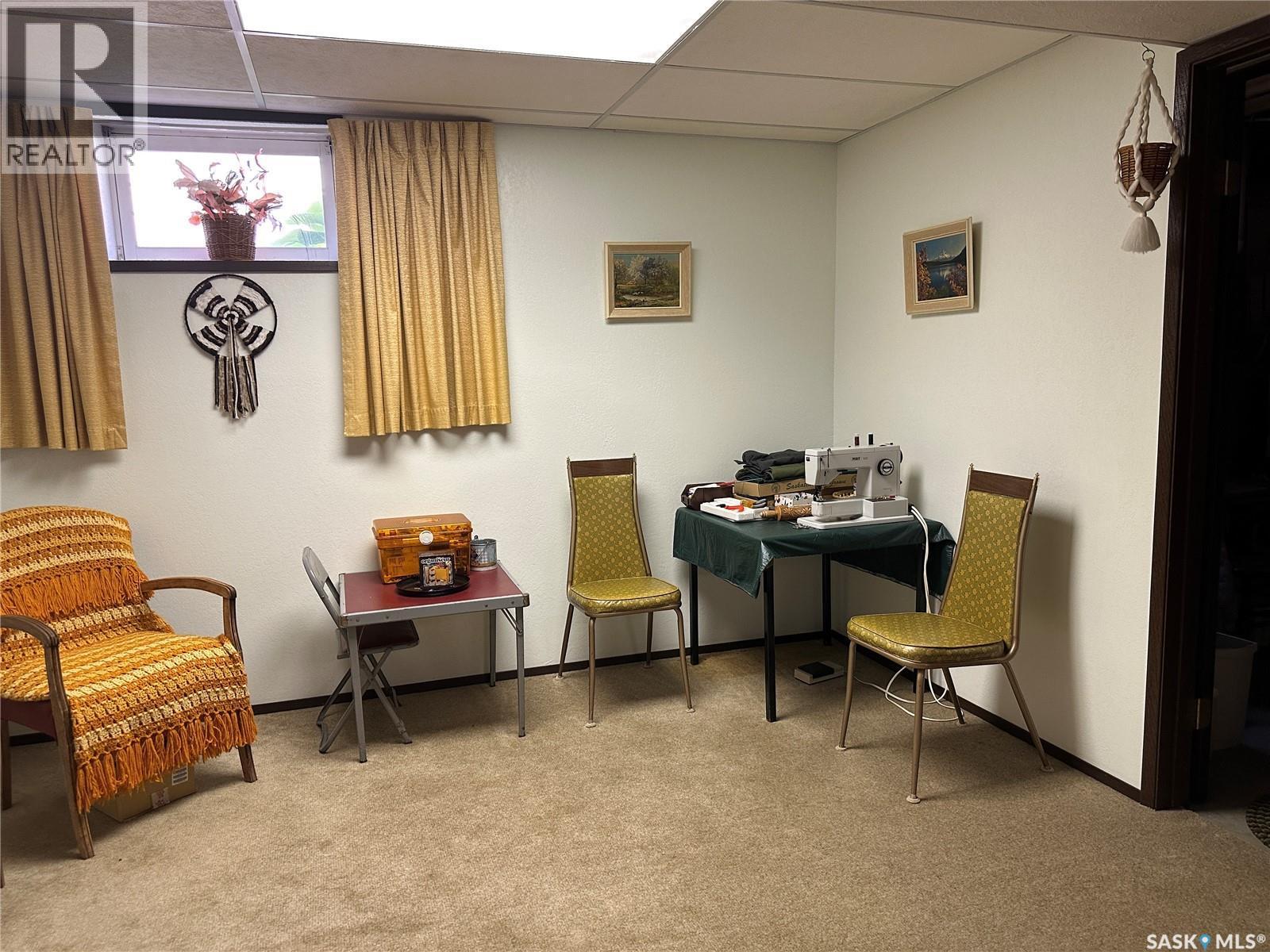 213 5Th Street, Weyburn, SK - Indoor
