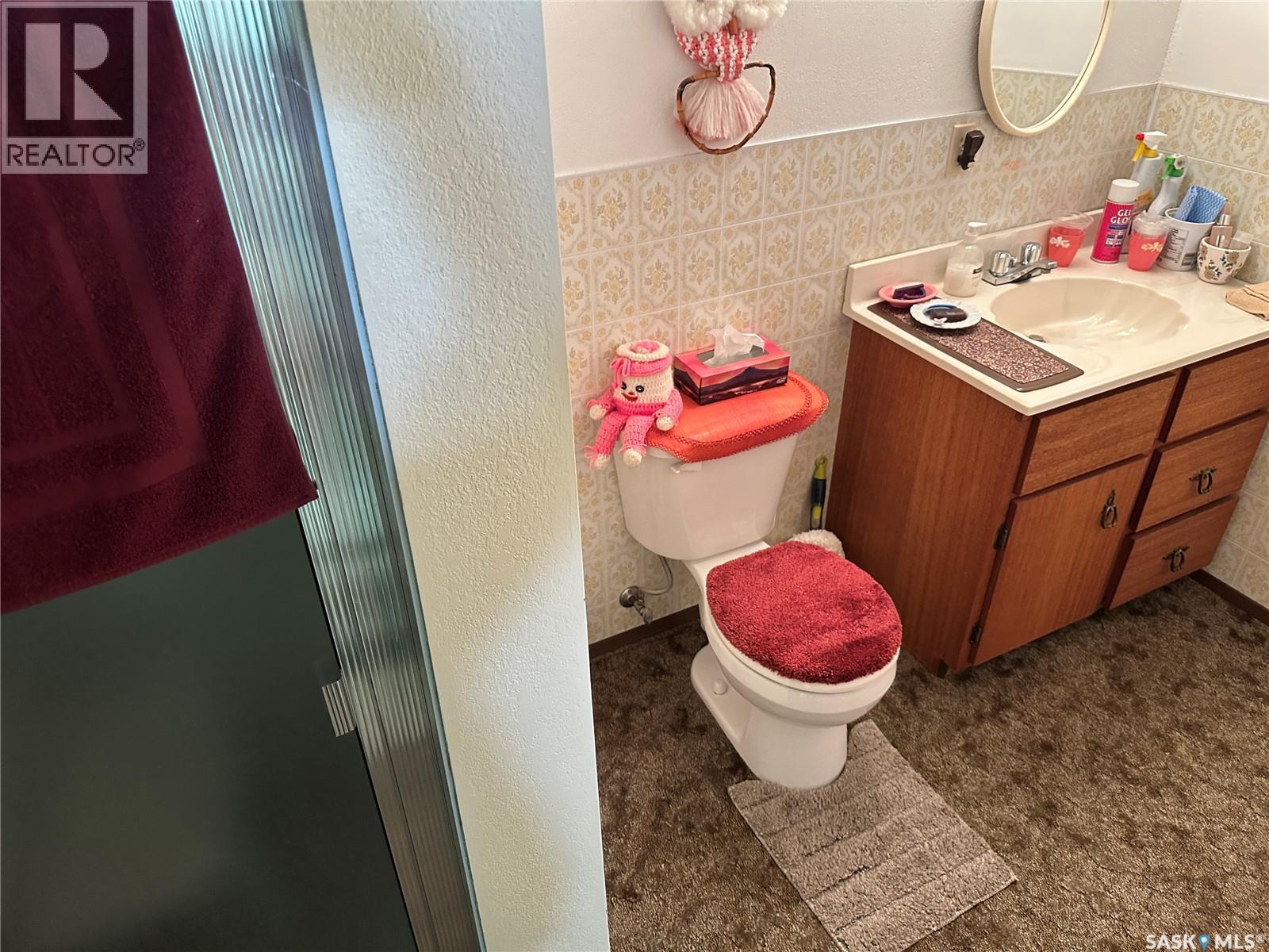 213 5Th Street, Weyburn, SK - Indoor Photo Showing Bathroom