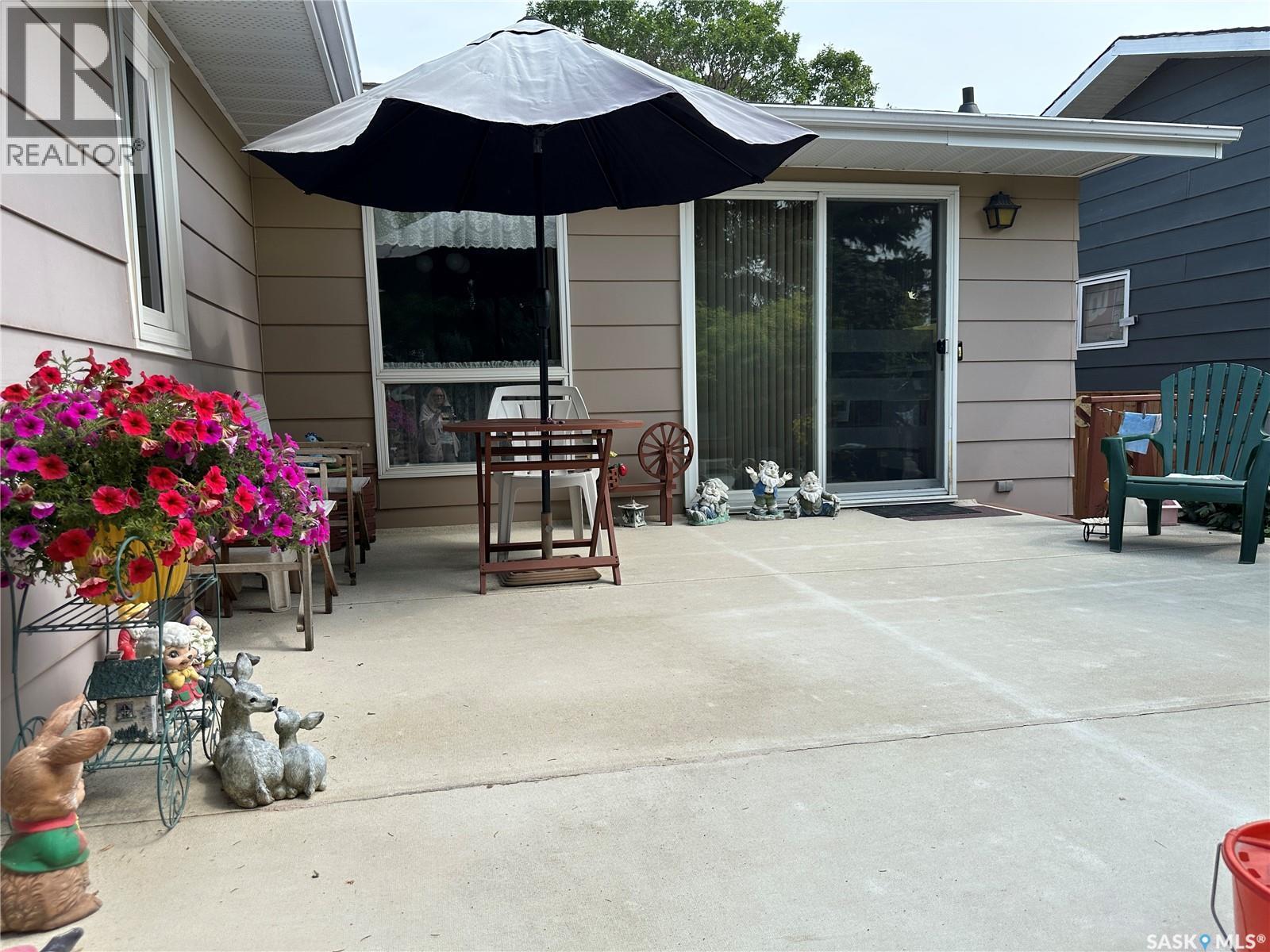213 5Th Street, Weyburn, SK - Outdoor With Exterior