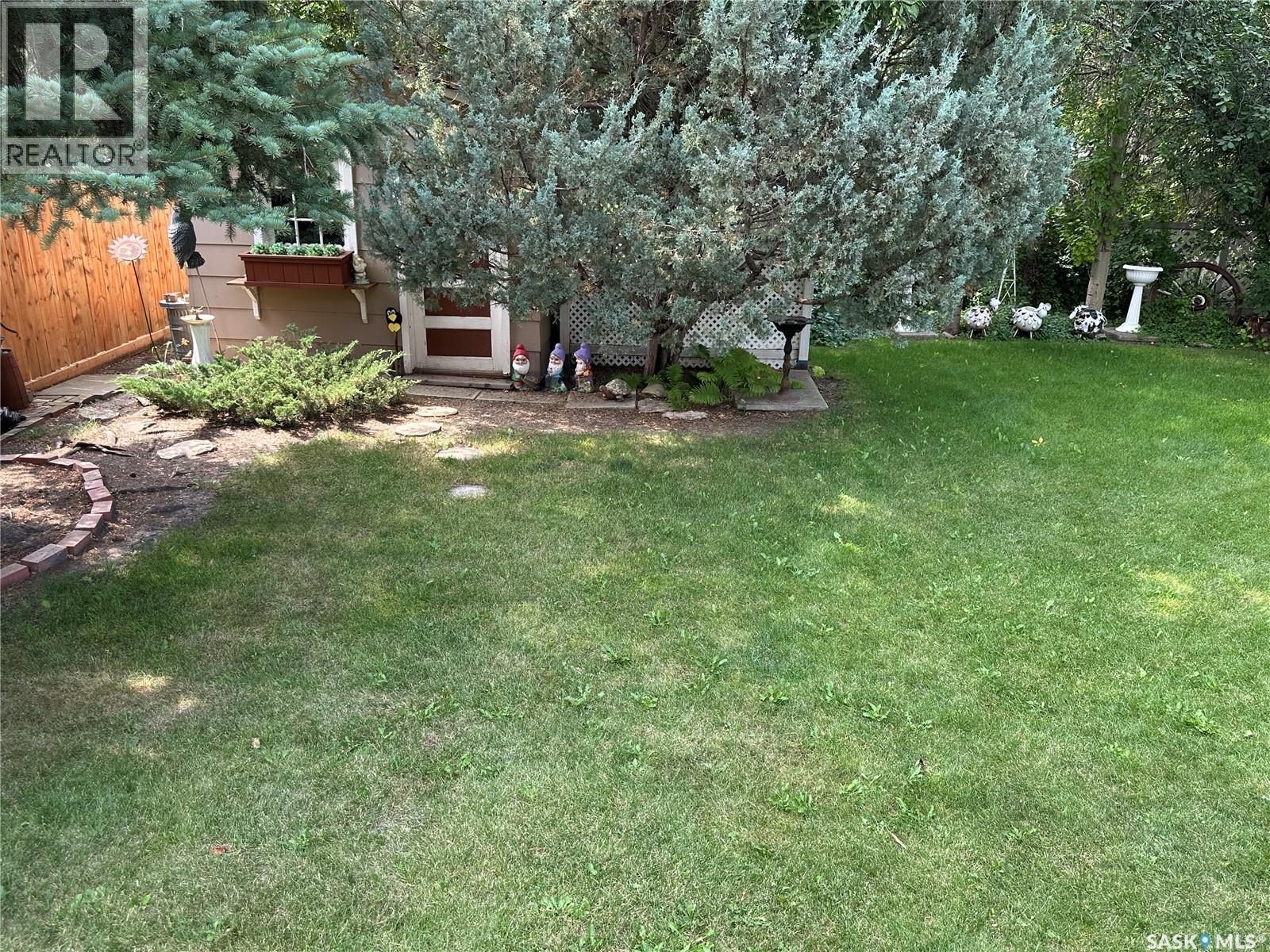 213 5Th Street, Weyburn, SK - Outdoor